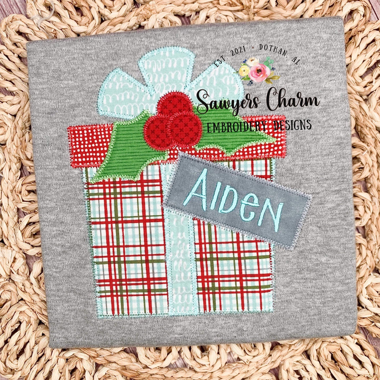 Christmas present/gift with holly berry zig zag stitch applique, machine embroidery design file, Happy holidays, Merry Christmas, Santa